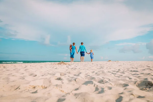 Mutlu aile çocuklarla sahilde yürümek — Stok fotoğraf