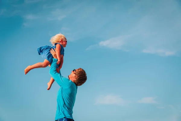 Pai e pequena filha feliz brincam no céu — Fotografia de Stock