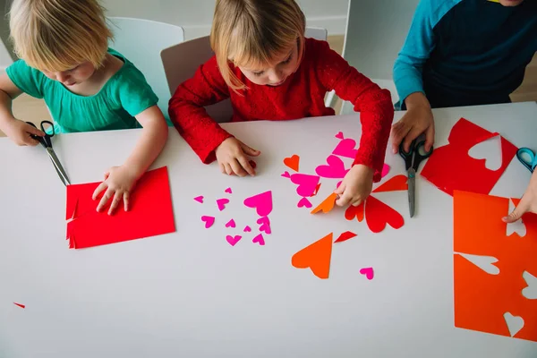 Enfants faisant des cœurs de papier, préparez-vous pour la Saint-Valentin — Photo