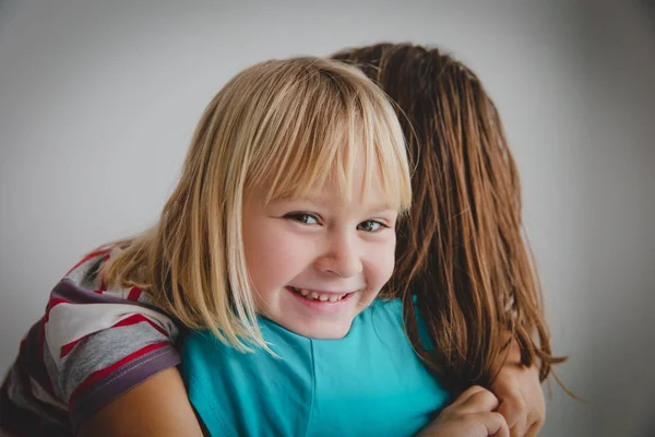 Lindo sonriente niña abrazo madre, feliz familia disfrutar de estar juntos — Foto de Stock