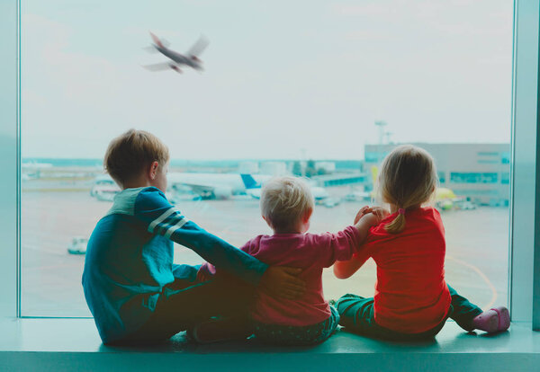 дети смотрят на самолеты в аэропорту, семейные поездки

