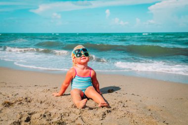 sevimli küçük kız Plajda güneş gözlüğü dene