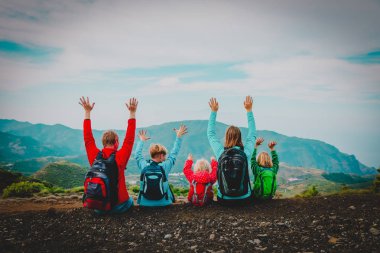 mutlu aile çocuklarla seyahat doğal doğada