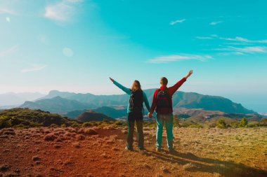 mutlu çift, dağlarda hiking aile seyahat doğada