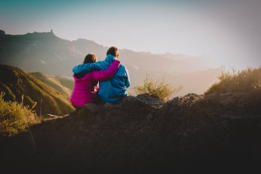 dağlarda hiking mutlu sevgi dolu çift aile seyahat doğada