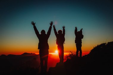 Siluetleri baba ve çocukları sunset, Aile seyahat doğada