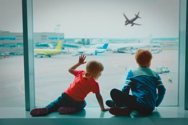 Enfants regardant l'avion à l'aéroport, Voyage en famille — Photo