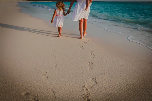 Moeder en kinderen lopen op het strand verlaten voetafdruk in het zand — Stockfoto