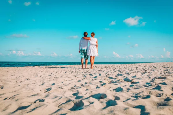 Ευτυχισμένο ζευγάρι ερωτευμένων περπάτημα σε τροπική παραλία — Φωτογραφία Αρχείου