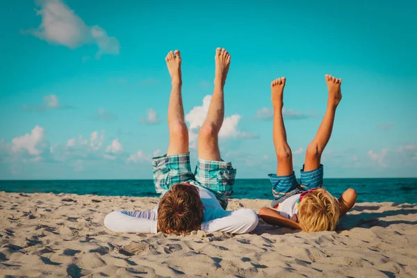 Baba ve oğul plaj tatil eğleniyor