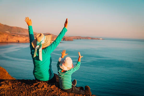 Mãe e filha gostam de viajar em montanhas no mar — Fotografia de Stock