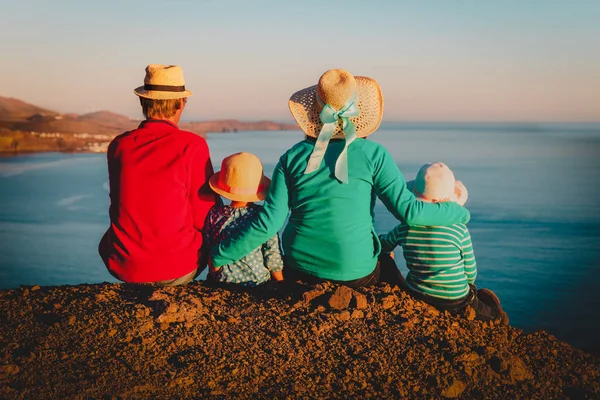 Família feliz com crianças viajar na natureza cênica — Fotografia de Stock