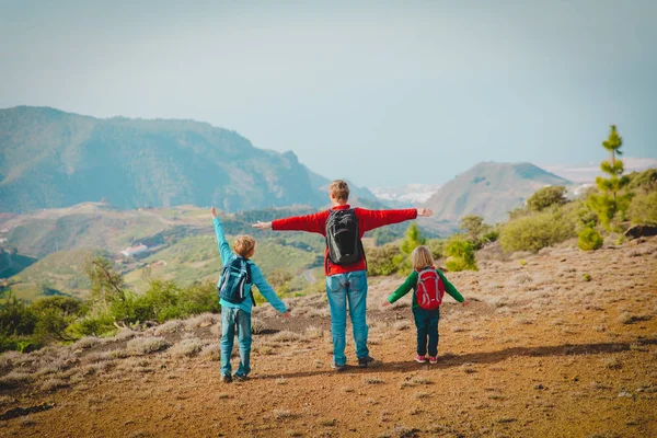 快乐的父亲与孩子在山上旅行 — 图库照片