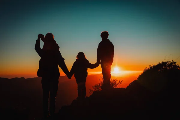 Heureux père avec les enfants Voyage dans les montagnes du coucher du soleil, randonnée en famille dans la nature — Photo