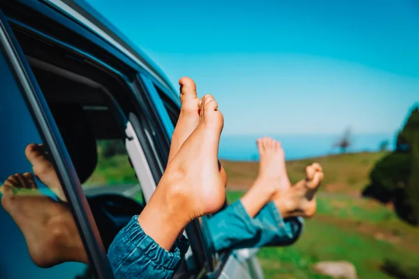 Nohy šťastné děti cestovat autem v přírodě — Stock fotografie