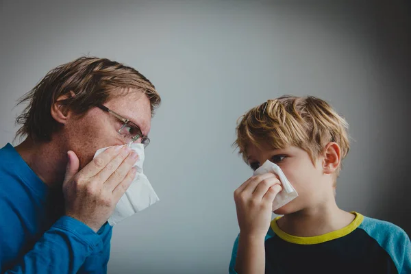 Otec a syn toalet a foukání nosem, infekce nebo alergie — Stock fotografie