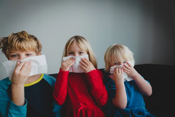 Діти витирають і дують ніс, інфекцію або алергію — стокове фото