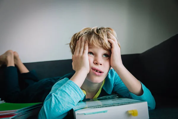 Petit garçon fatigué de lire, enfant fatigué de faire ses devoirs — Photo