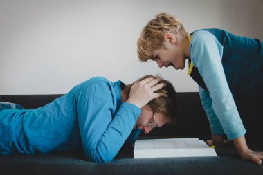 Babası onu chellenge ebeveynlik bağırarak oğlu ise okumaya çalıştığı