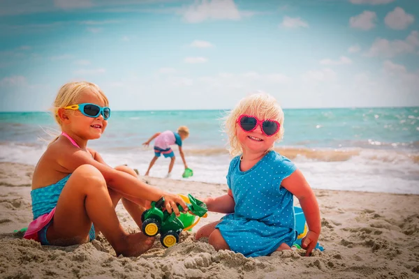 아이 들 노는 모래 해변에, 가족 휴가에 바다에서 — 스톡 사진
