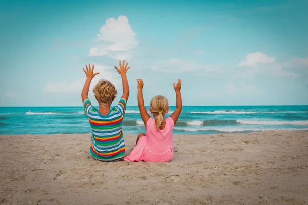 Heureux enfants-petit garçon et fille- amusez-vous sur la plage — Photo