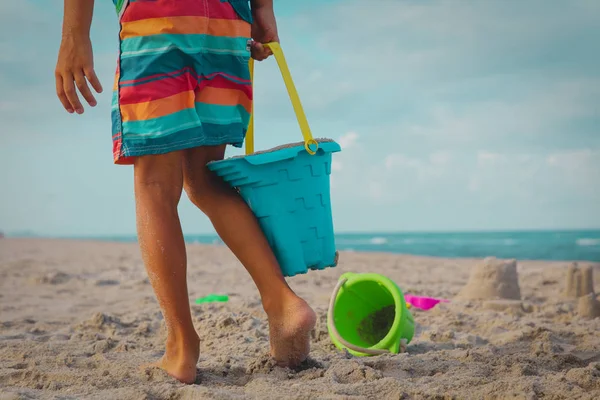 Petit garçon jouer avec le sable sur la plage, les enfants jouent avec le sable — Photo