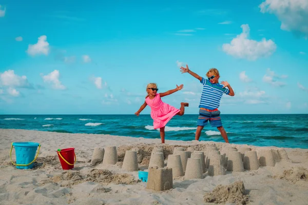Carino ragazzo e ragazza giocare con sabbia su spiaggia vacanza — Foto Stock
