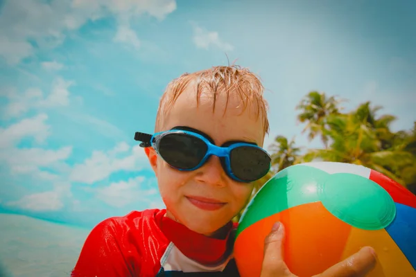 Felice bambino godere di giocare a palla sulla spiaggia — Foto Stock