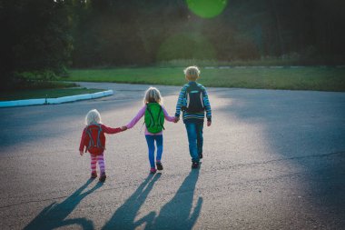 Çocuklar okul ve günlük bakım gelen elele