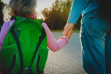 Baba küçük kızı okul veya günlük bakım için yürüyüş