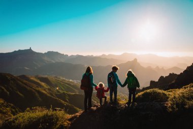 Çocuklar seyahat aile hiking dağlarda, annesiyle