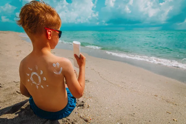 Güneş koruma - suncream sahilde olan küçük çocuk — Stok fotoğraf