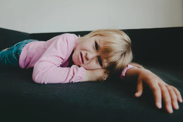 Niño llorando triste, niña estrés, agotamiento de los niños — Foto de Stock