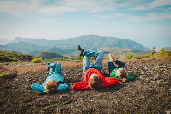Lycklig far med barn koppla av i bergen, natur resor — Stockfoto