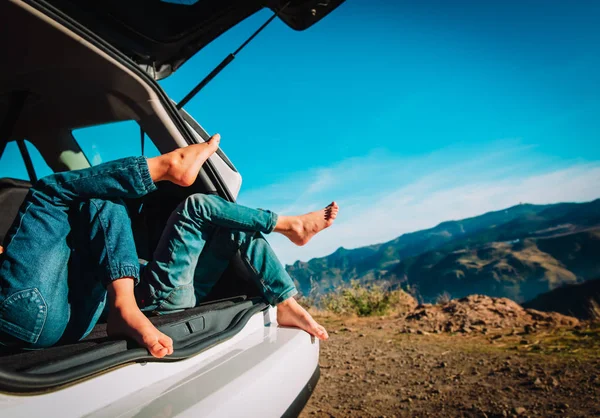 Děti relaxovat při cestování autem v přírodě, rodinné dovolené v horách — Stock fotografie