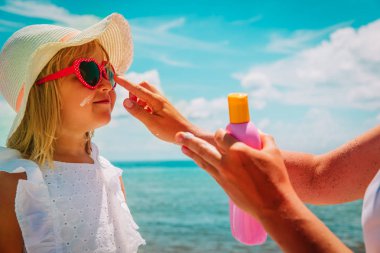 güneşten korunma - suncream küçük kız yüz Plajı'nda annemi