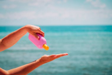 Güneş koruma-kadın el kremi plajda yaymak