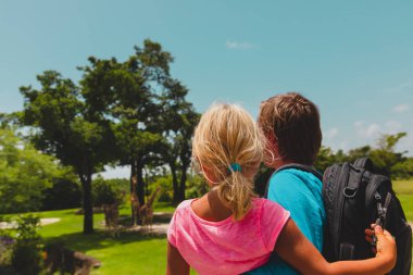 Baba ve zürafalar doğada bakarak küçük kız