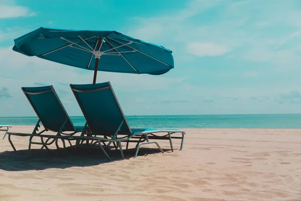 Два пляжных шезлонга на отдыхе, концепция отдыха — стоковое фото