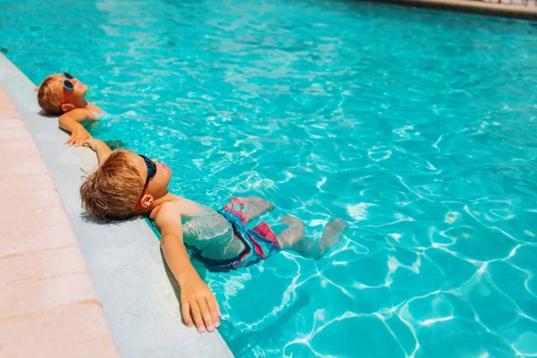 Kleine Jungen und Mädchen entspannen im Pool, Familie am Strand — Stockfoto
