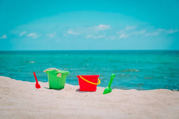 Gyerekek játékok a trópusi homokos strandon, családi nyaralás — Stock Fotó