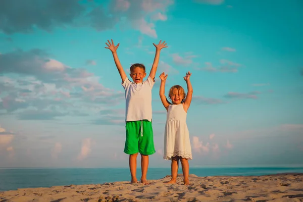 I bambini felici si divertono sulla spiaggia, il bambino e la ragazza godono delle vacanze — Foto Stock