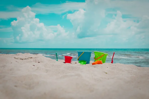 Gyerekek játékok a trópusi homokos strandon, családi nyaralás — Stock Fotó