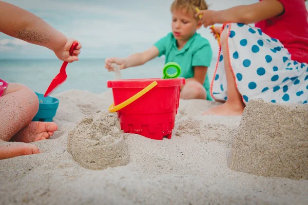 Giocattoli e bambini-ragazzo e ragazze- giocare sulla spiaggia — Foto Stock