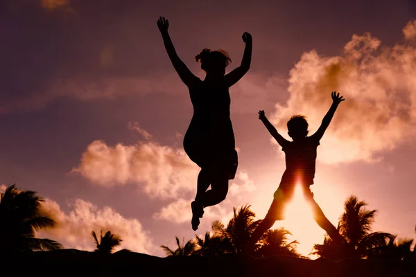 Mother and son play at sunset, family enjoy tropical vacation — Stock Photo, Image