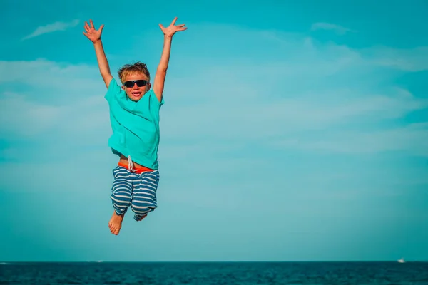 Szczęśliwy mały chłopiec grać na plaży, dziecko cieszyć się morze — Zdjęcie stockowe