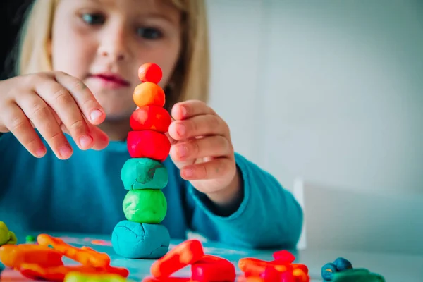 Enfant jouant avec des formes de moulage d'argile, artisanat pour enfants — Photo