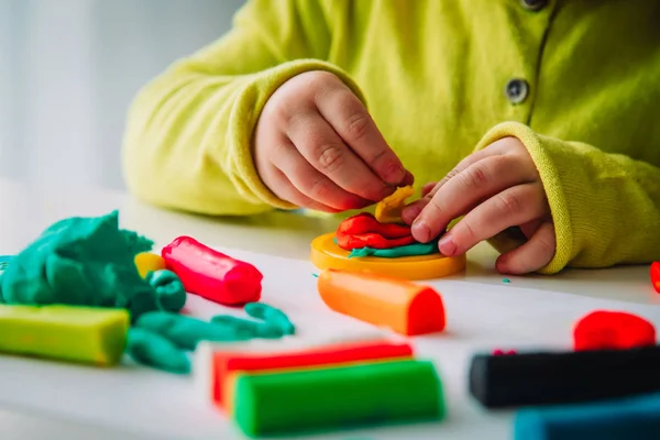 Kind spelen met klei vormen, kinderen ambachten — Stockfoto
