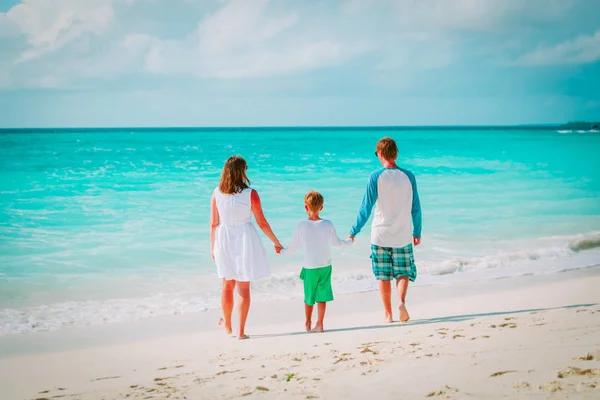 Maminka, Tatínek a syn chůze na pláž, rodinná dovolená — Stock fotografie