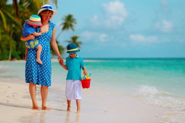 çocuklar ile anne sahilde yürümek, aile tatil